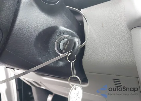 2019 Toyota Highlander Le Plus z USA, uszkodzony, nr VIN 5TDZZRFH8KS356078